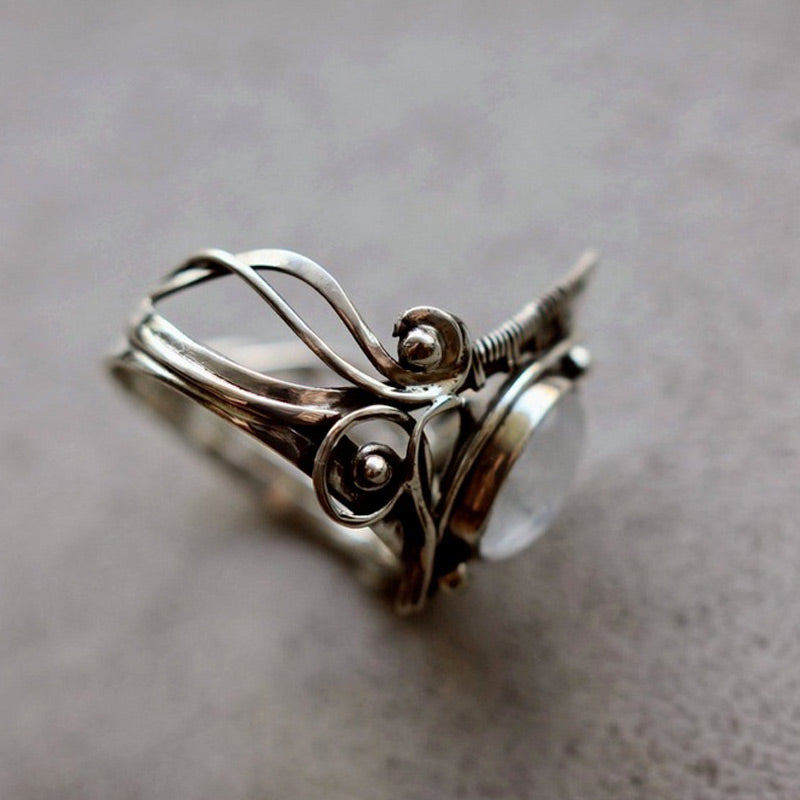 Silberring mit filigranem Design und rundem Mondstein, handgefertigter Schmuck, Boho-Stil.