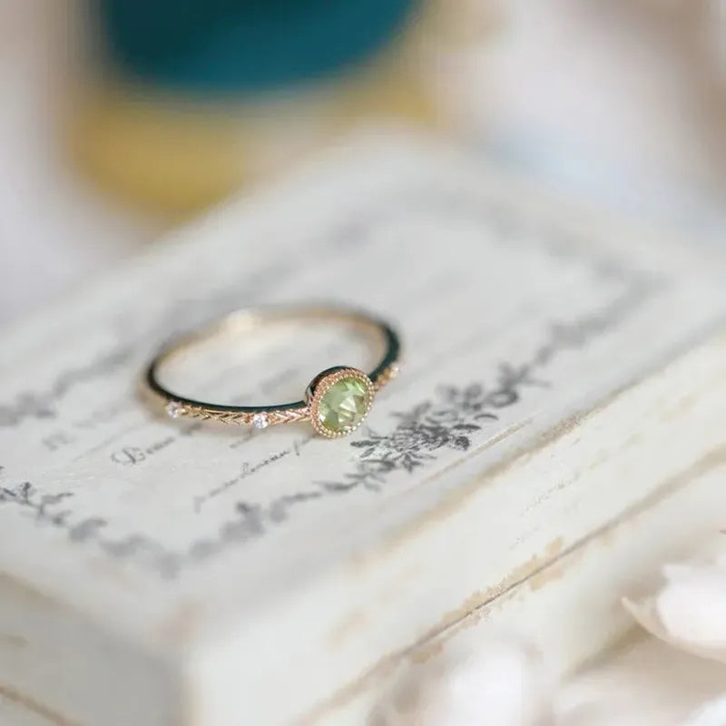 Goldring mit grünem Edelstein, filigranes Design, Schmuck, eleganter Damenring, Geschenkidee.