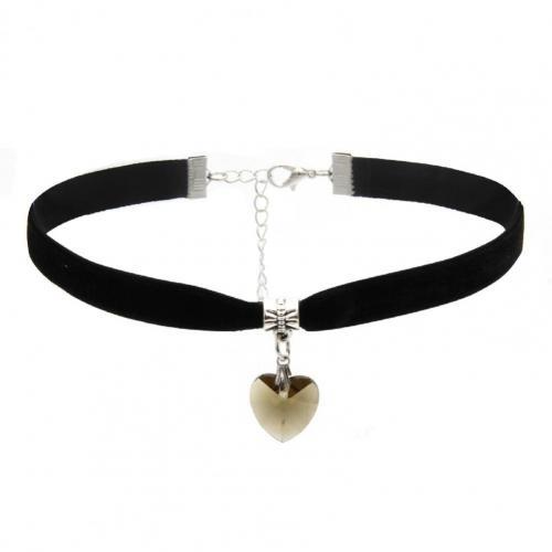 Schwarzer Samt-Choker mit Herzanhänger, gotischer Stil, vegan, modisches Accessoire.