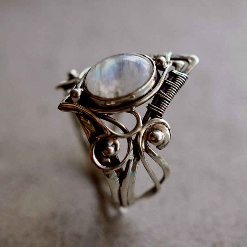 Silberring mit Mondstein, handgefertigt, filigranes Design, Schmuck für Damen, Boho-Stil.