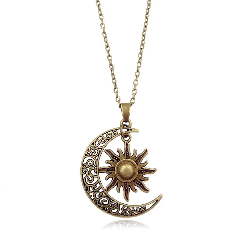 Antike bronzene Halskette mit Sonne und Mond Anhänger, filigranes Design, Schmuck für Damen.