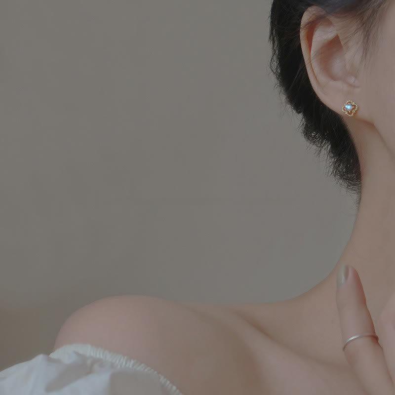 Sarte vintage øreringe med opal – Seraphina