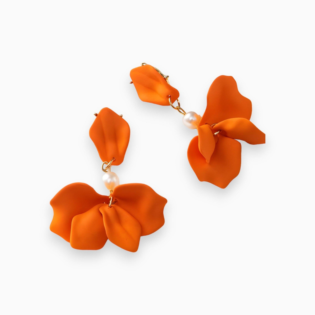Orange Blumenohrringe mit Perlen, modische Damenaccessoires, Statement-Schmuck, elegant.