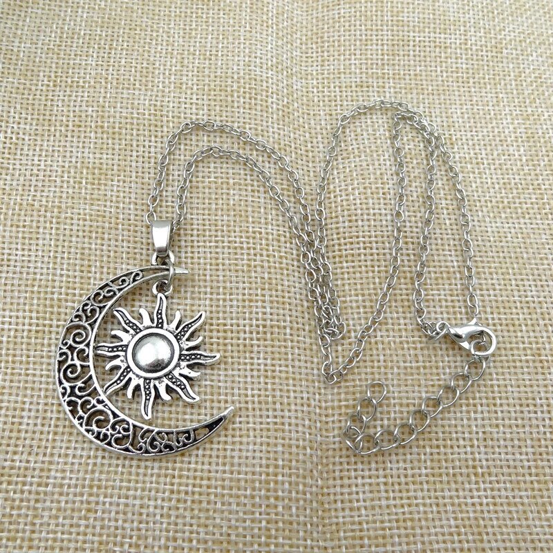 Silberne Sonnen- und Mondkette auf Jutestoff, filigranes Design, Modeschmuck, Damenaccessoire.
