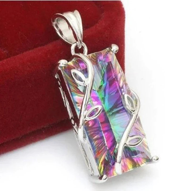Regenbogenfarbener Kristallanhänger mit silberner Fassung, eleganter Schmuck für Damen.