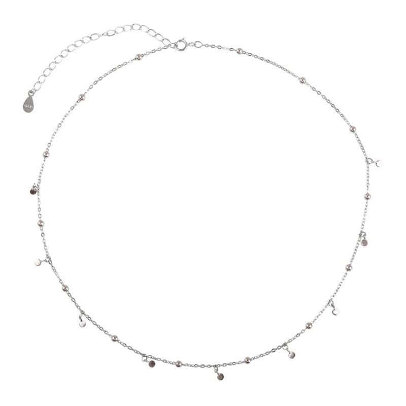 Silberne Halskette mit kleinen Anhängern, verstellbar, elegantes Schmuckdesign für Damen.