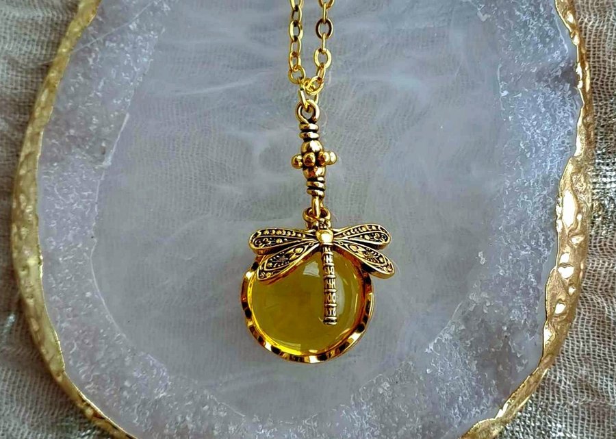 Goldene Libellen-Halskette mit gelbem Anhänger, eleganter Schmuck, Damenaccessoire.