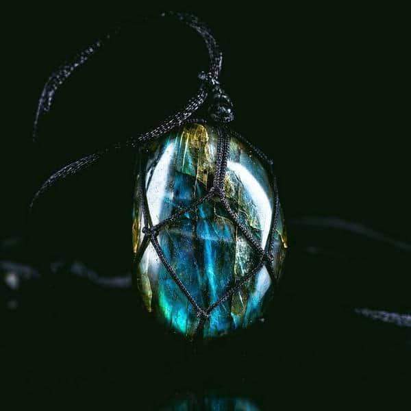 Labradorit-Anhänger mit schwarzem Band, schimmernd, Edelstein-Schmuck, mystisch, handgefertigt.
