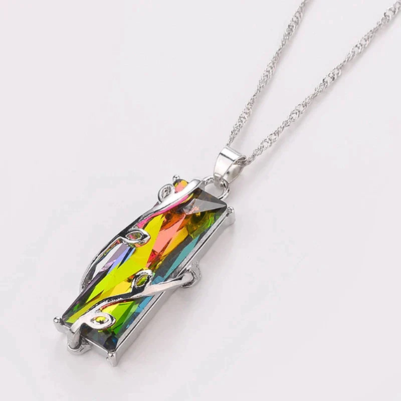 Regenbogenfarbener Kristallanhänger mit Silberkette, eleganter Schmuck, Damenaccessoire.