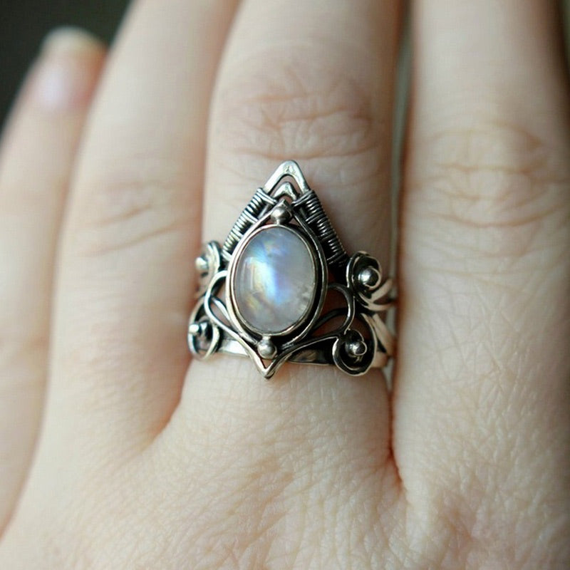 Silberring mit Mondstein, handgefertigt, filigranes Design, Damenring, Schmuck, Boho-Stil.