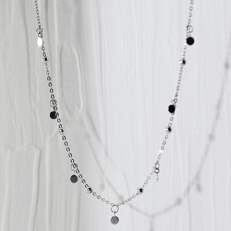 Silberne Halskette mit runden Anhängern, filigranes Design, modischer Schmuck für Damen.