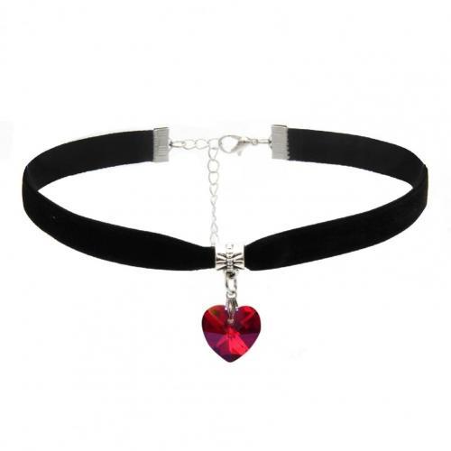 Schwarzer Samt-Choker mit rotem Herzanhänger, Gothic-Stil, modisches Accessoire.