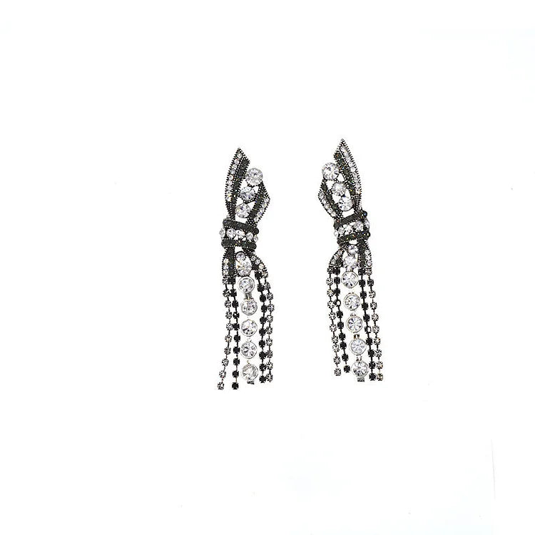 Schwarze Strass-Ohrringe mit Schleifen-Design und hängenden Ketten, eleganter Schmuck.