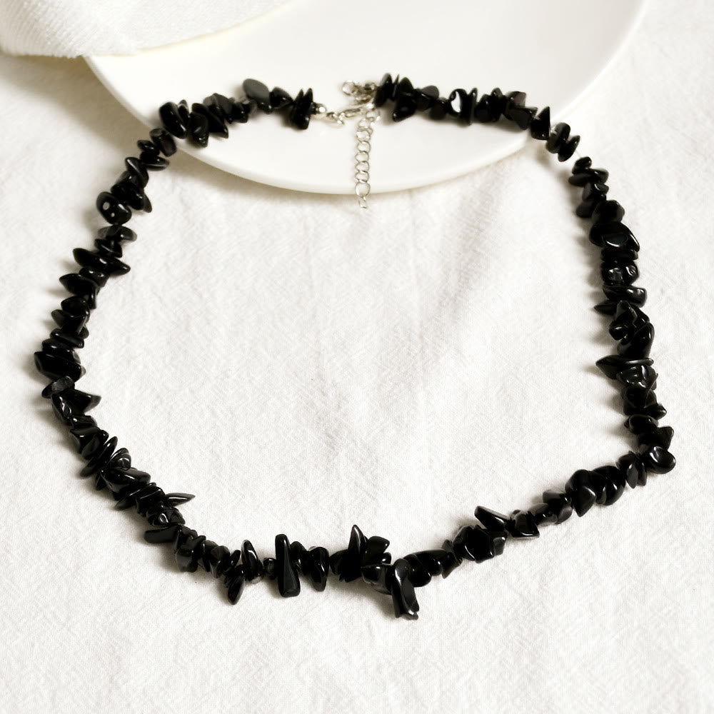 Schwarze Onyx-Halskette, unregelmäßige Steine, Damen-Schmuck, elegantes Design, Geschenkidee.