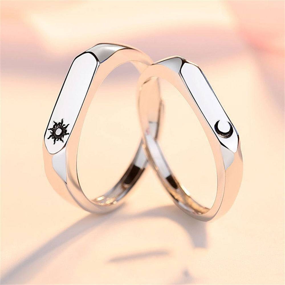 Silberne Partnerringe mit Sonne und Mond Gravur, Edelstahl, minimalistisches Design, Schmuck.