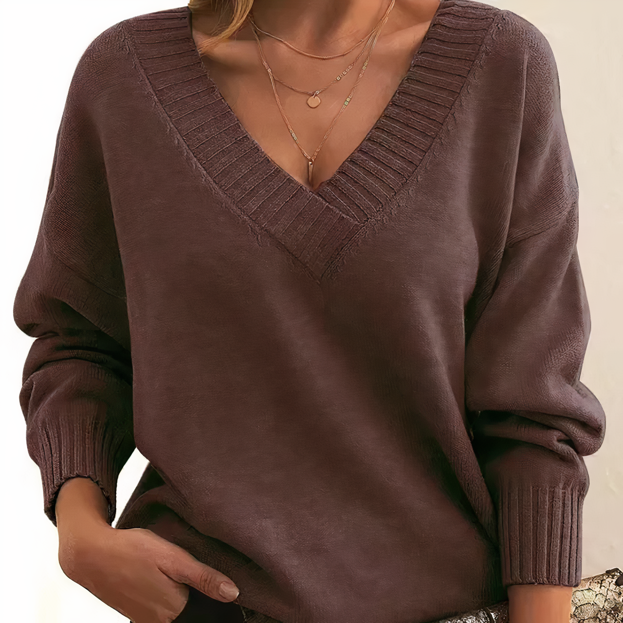 Cashmere damestrik med V-hals – Amira efterårsindtryk
