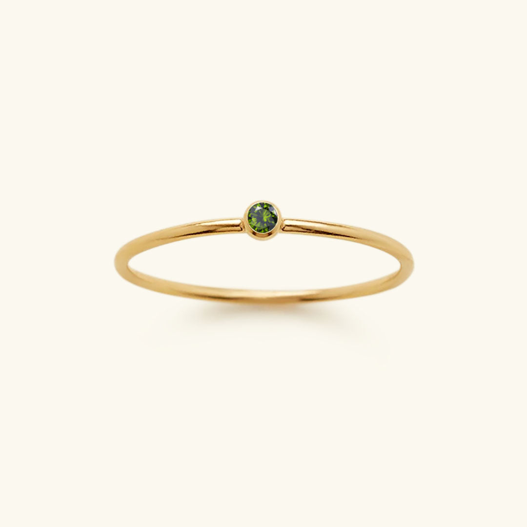 Goldener Ring mit grünem Peridot, minimalistisches Design, Geburtsstein August, Schmuck.
