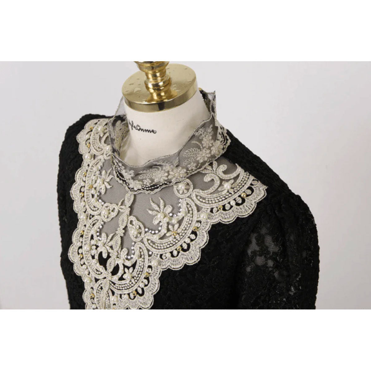 Damebluse med efterårs broderi blonde – Elisabeth
