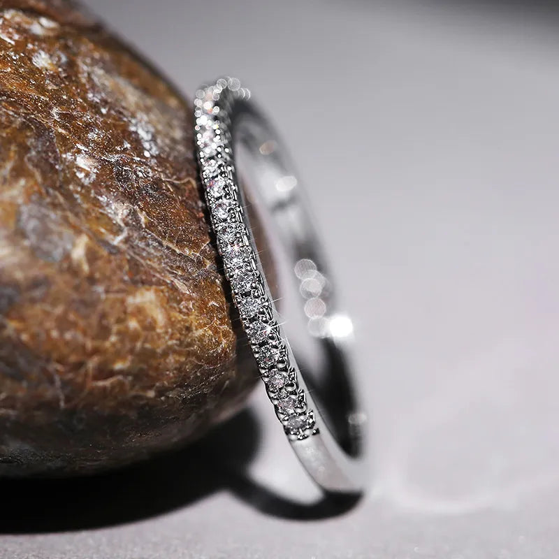 Silberner Diamantring, glänzend, elegant, Schmuck, Verlobungsring, Damen, Geschenkidee, Luxus.