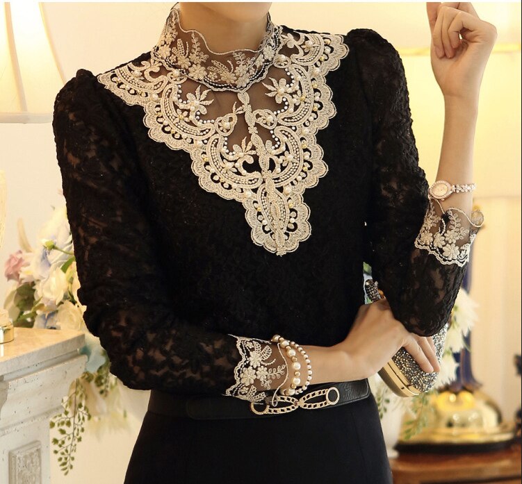 Damebluse med efterårs broderi blonde – Elisabeth