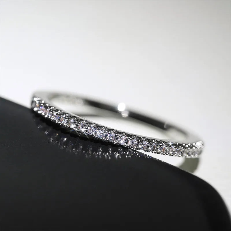 Silberner Diamantring, funkelnd, elegantes Design, Schmuck für Damen, Verlobungsring.