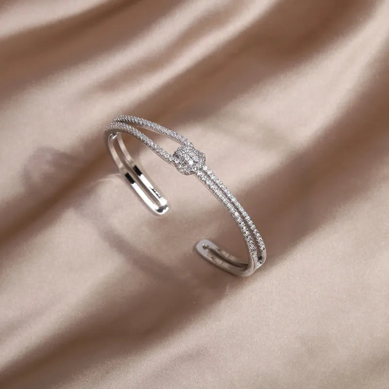 Silbernes Armreif mit Zirkonia, elegantes Schmuckstück, Damenarmband, glänzend, modisch.