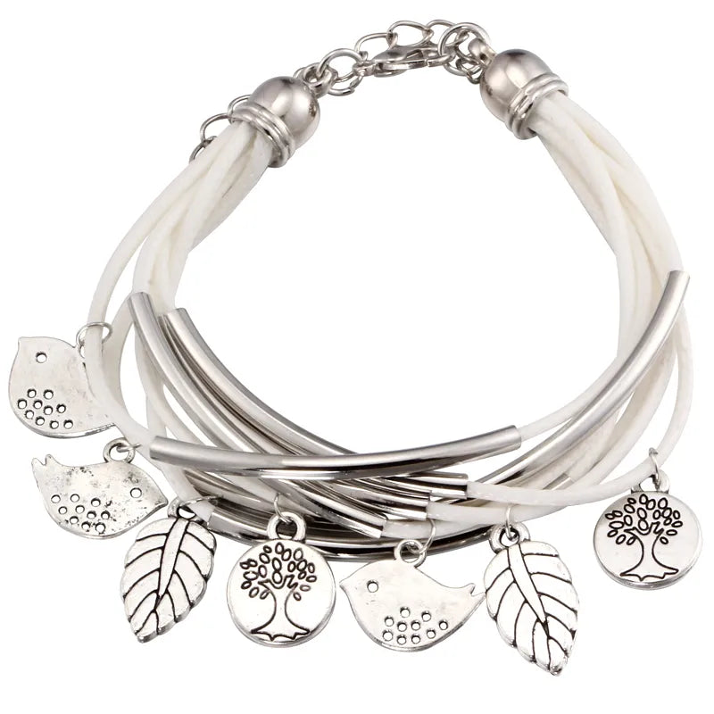 Weißes Armband mit silbernen Anhängern, Blatt- und Baumdesign, Modeschmuck für Damen.