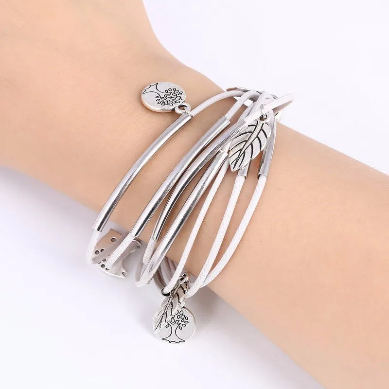 Silberarmband mit Anhängern, Baum- und Federdesign, modisches Schmuckstück für Damen.