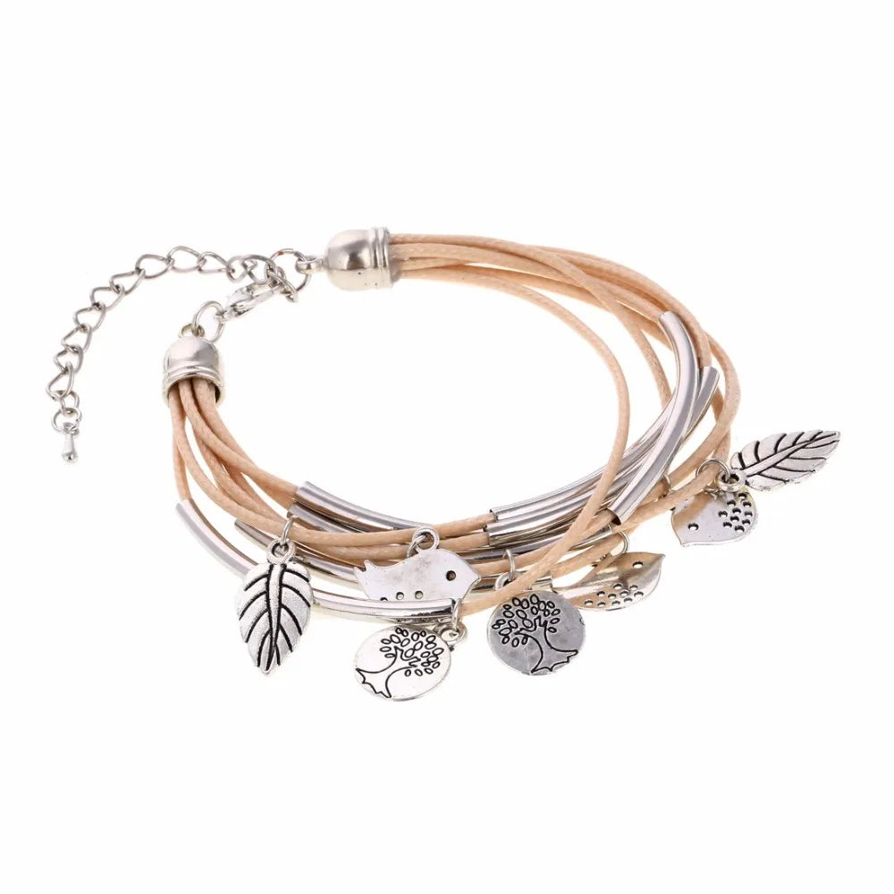 Beiges Lederarmband mit silbernen Anhängern, Blatt- und Tierdesign, Damenmode-Schmuck.