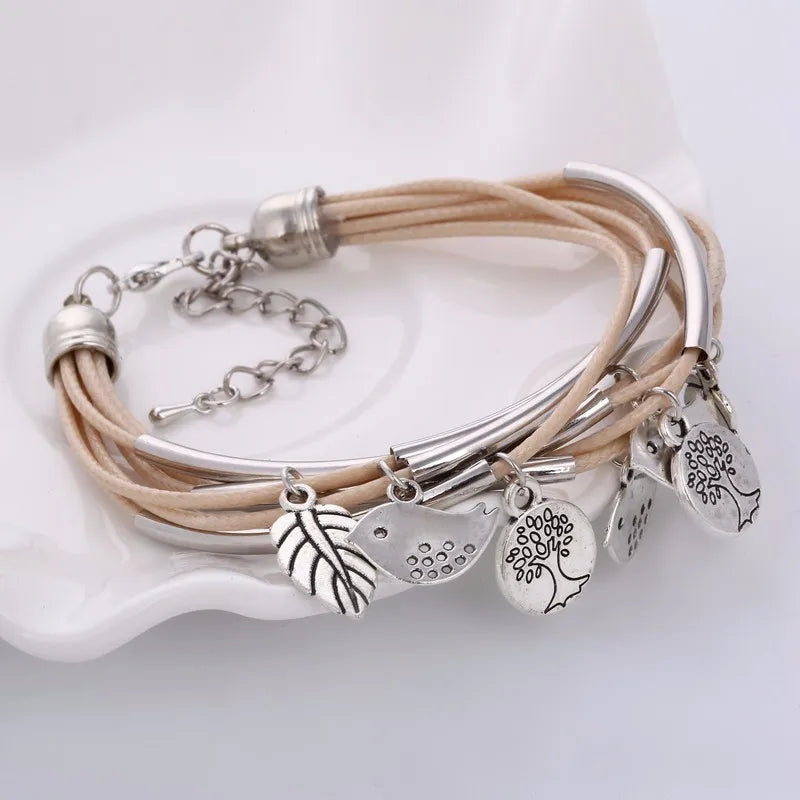 Beiges Lederarmband mit silbernen Baum- und Blattanhängern, verstellbar, modisch, Damenaccessoire.