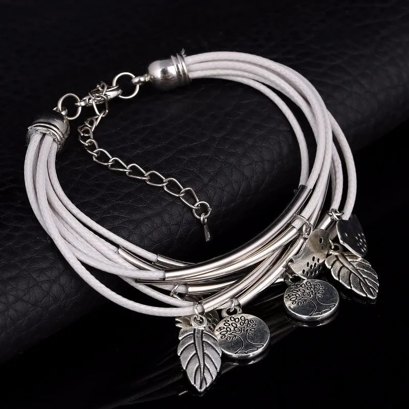 Silber-Armband mit weißen Lederbändern und Blattanhängern, modisches Schmuckstück.