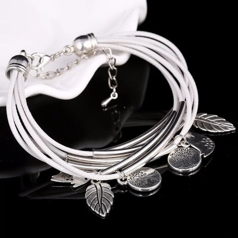 Silberarmband mit Anhängern, Blätterdesign, verstellbar, modisch, Damenaccessoire.