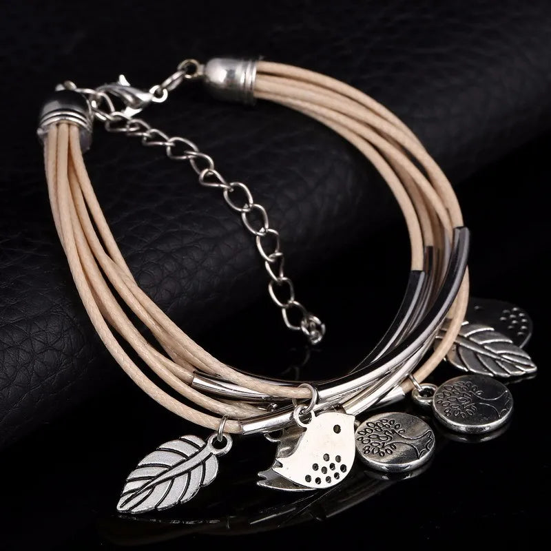 Mehrschichtiges Armband aus Leder und Metall mit Blatt- und Vogelanhängern, Damenmode-Schmuck.