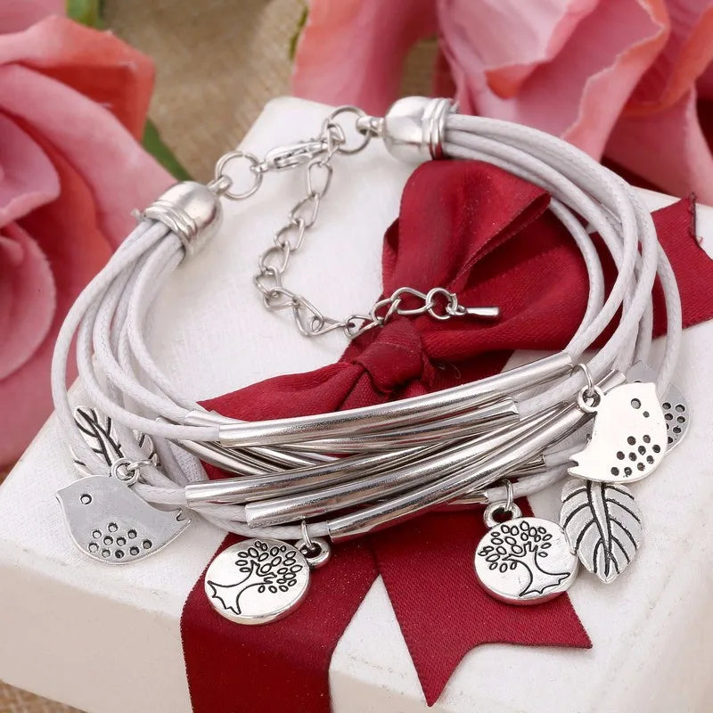 Silberarmband mit Anhängern, Lederbänder, Geschenkbox, Damenmode, Schmuckaccessoire