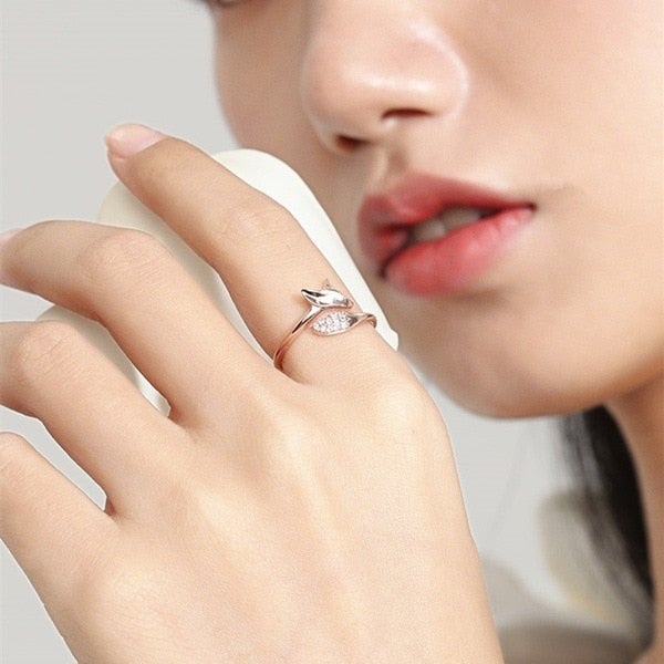 Frau mit elegantem Silberring, Zirkonia, modisches Schmuckdesign, Nahaufnahme.
