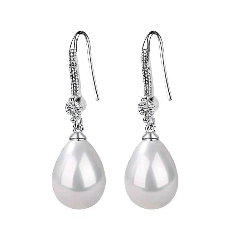 Silberne Ohrringe mit Perlenanhänger und Zirkonia, eleganter Schmuck für Damen.