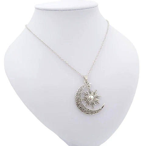 Silberne Halskette mit Sonne-Mond-Anhänger, filigranes Design, Schmuck für Damen.