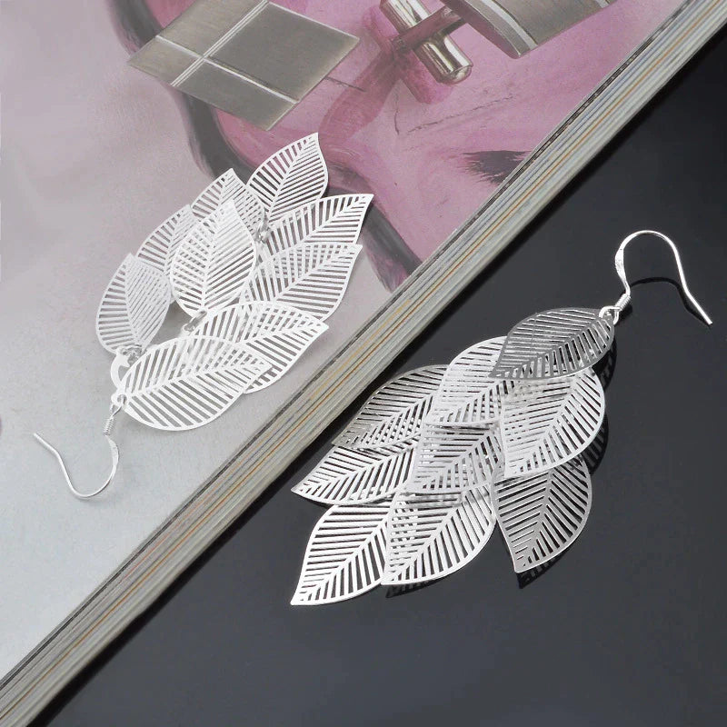 Silberne Blatt-Ohrringe, filigranes Design, modisch, Damen-Schmuck, elegantes Accessoire.