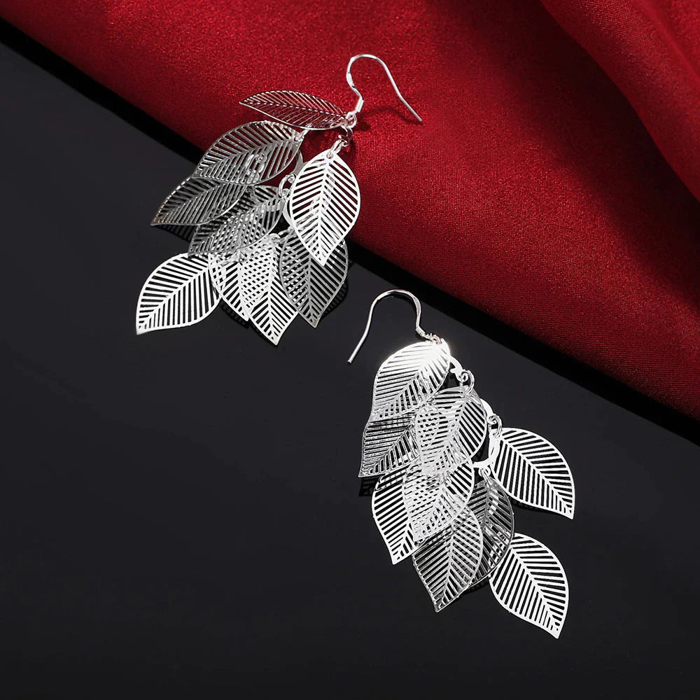 Silberne Blatt-Ohrringe, filigranes Design, Damen-Schmuck, elegant, modisch, Geschenkidee.
