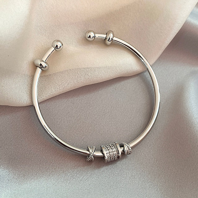 Silberarmreif mit Zirkonia, verstellbar, elegantes Design, Schmuck für Damen, Geschenkidee.