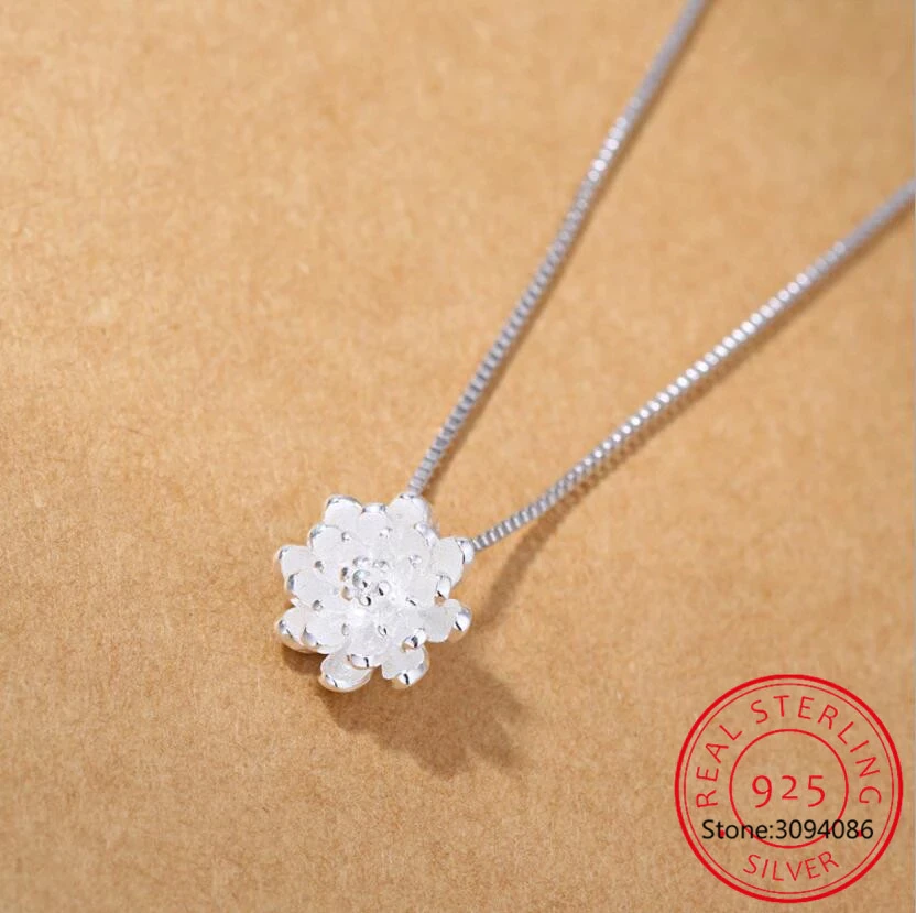 Silberkette mit Blumenanhänger, 925 Sterling Silber, elegantes Schmuckdesign, Damenaccessoire.