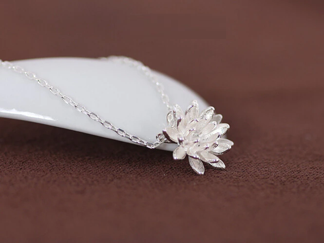 Silberne Lotusblume Halskette, filigranes Design, Damen Schmuck, elegantes Accessoire.