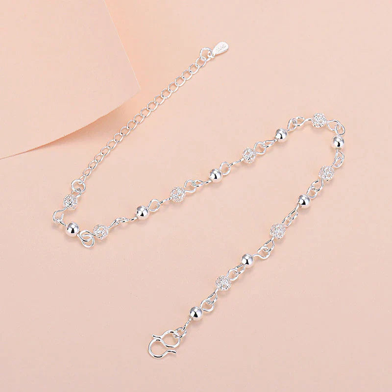 Silberne Halskette mit Perlen und Strasssteinen, elegantes Schmuckdesign, Damenaccessoire.