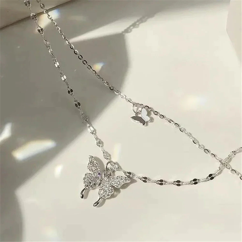 Silberne Schmetterlingskette mit Anhänger, Damenmode, eleganter Schmuck, Geschenkidee.