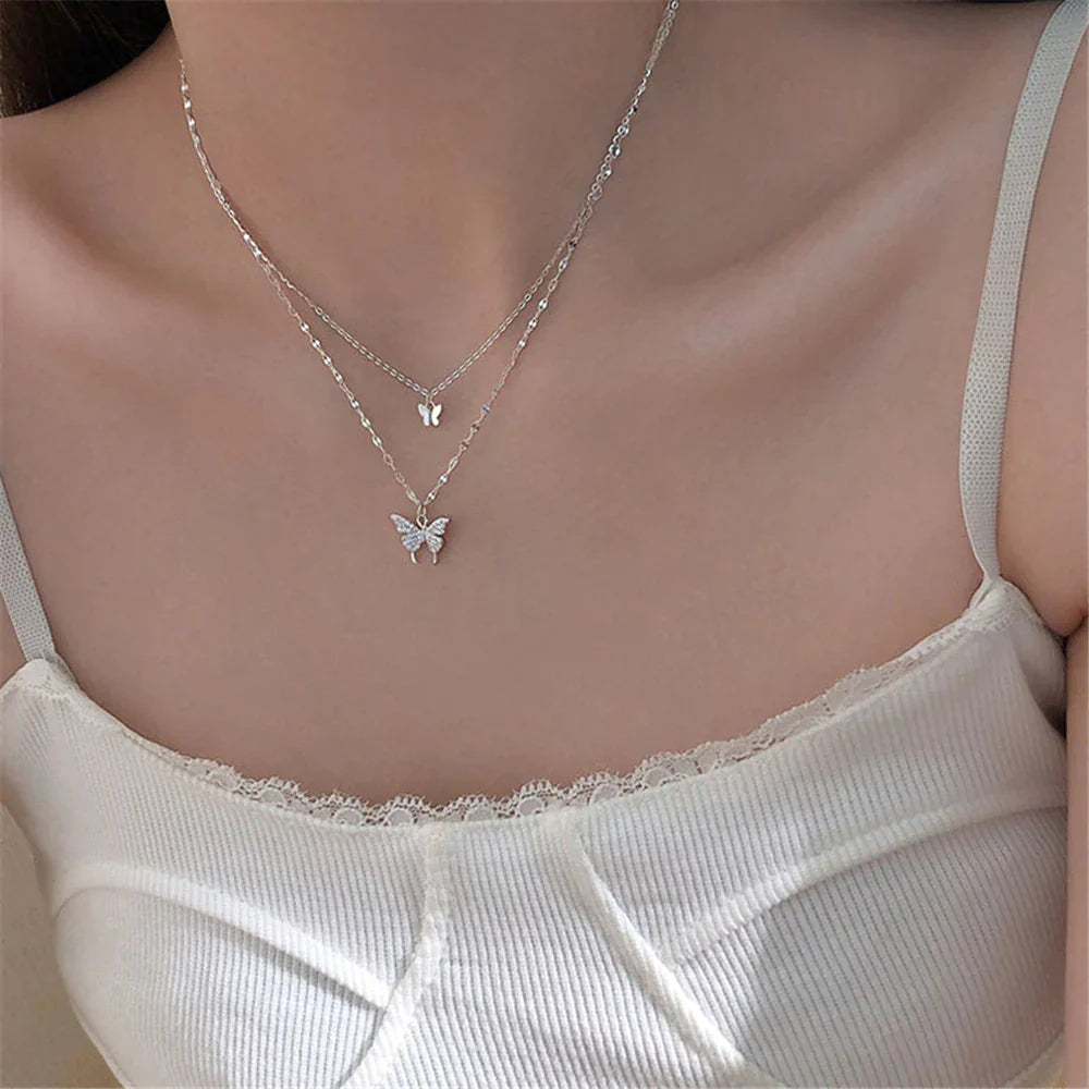 Doppelte Schmetterlingskette aus Silber, Damenmode, eleganter Schmuck, trendiges Accessoire.