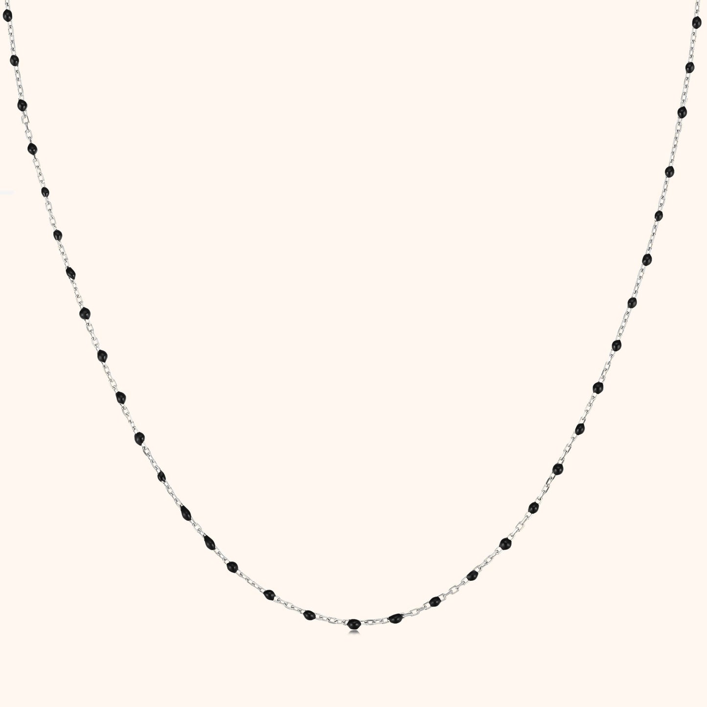 Silberkette mit schwarzen Perlen, elegantes Schmuckstück, Damenhalskette, modisches Accessoire