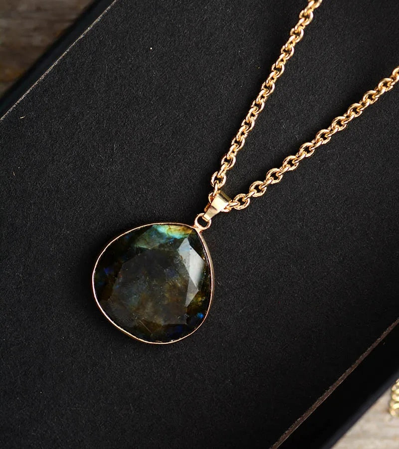 Labradorit-Anhänger, goldene Kette, natürlicher Stein, Schmuck, einzigartig, kurz, elegant.