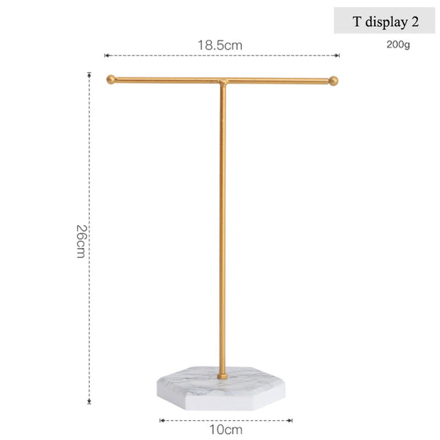 Goldener T-förmiger Schmuckständer aus Metall mit Marmorfuß, ideal für Ohrringe und Ketten.