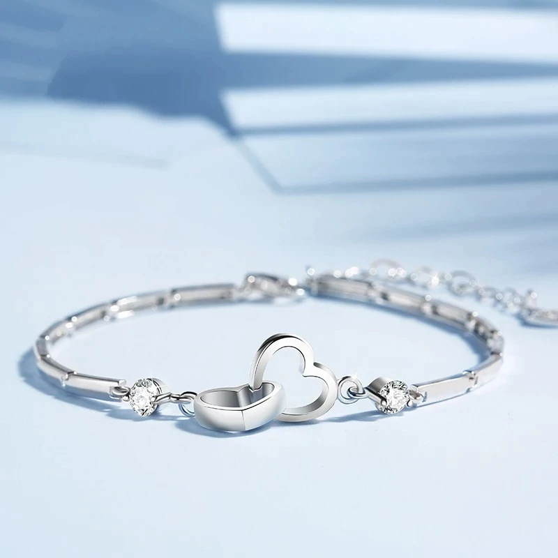 Silberarmband mit Herzanhänger und Kristallen, elegantes Schmuckstück für Damen.