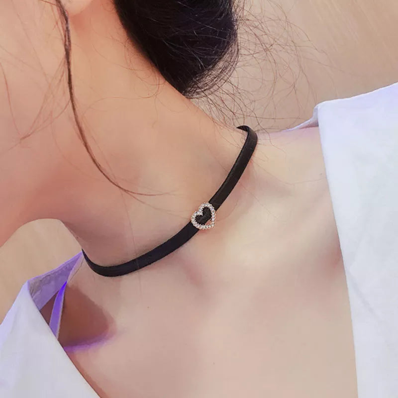 Schwarzes Samt-Choker-Halsband mit Herzanhänger, Damenmode-Schmuck, elegant und stilvoll.